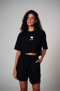 Bermudas e shorts de linho: descubra os diferenciais e como combinar no dia a dia