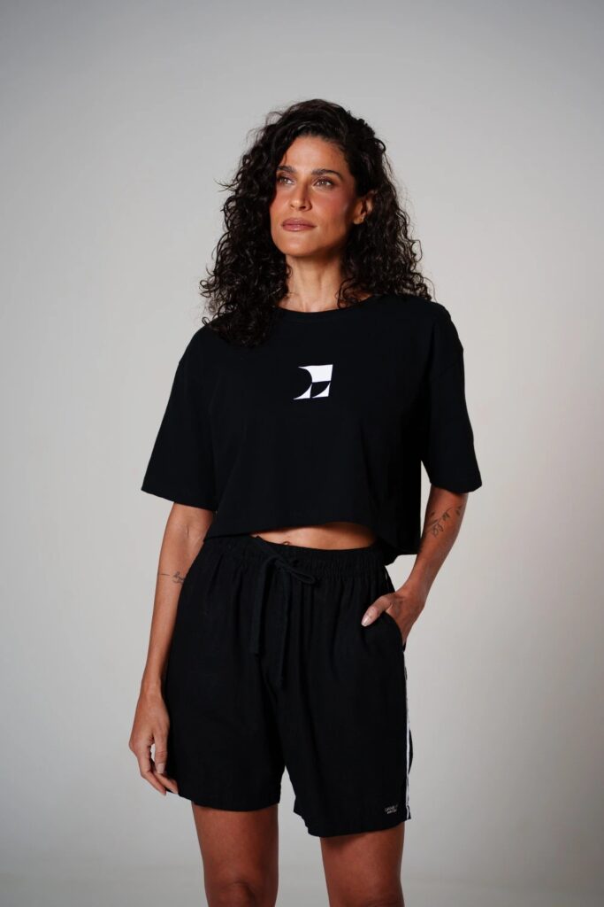Bermudas e shorts de linho: descubra os diferenciais e como combinar no dia a dia